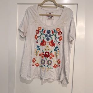 XL  Johnny Was embroidered t shirt